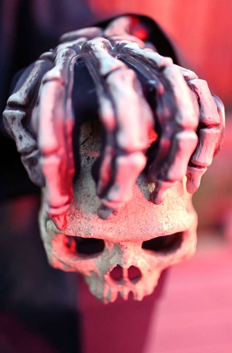 Eine Skeletthand auf einem Totenkopf ist nur eine von vielen Dekorationen auf dem Grundstück.