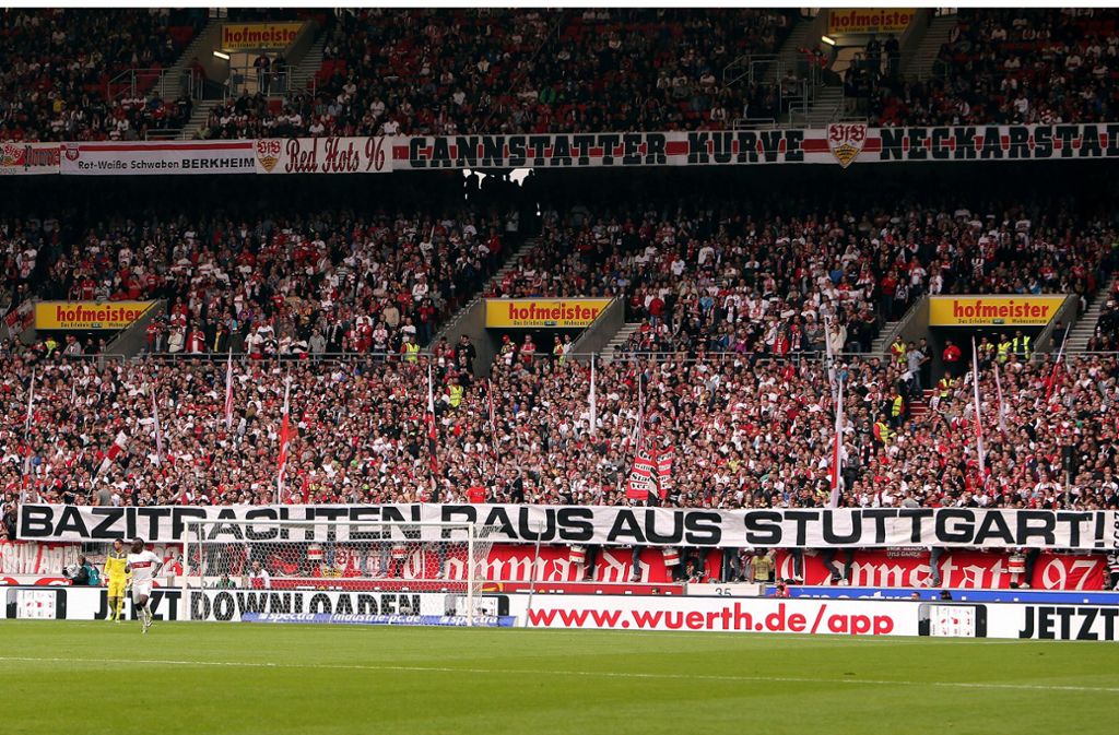 Dirndl und Lederhosen sind mittlerweile fester Bestandteil in den Bierzelten auf dem Cannstatter Wasen. Das gefällt nicht jedem Stuttgarter. Vor allem die Ultras des VfB Stuttgart haben dazu eine klare Meinung: „Bazitrachten raus aus Stuttgart“, steht auf diesem Banner.