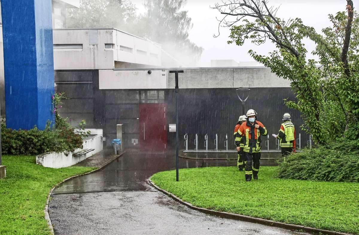 Im strömenden Regen mussten die Einsatzkräfte einen Brand im Heizraum löschen und Menschen vom Dach der Schule retten.