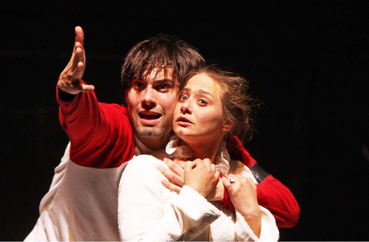 Heldenrolle! Hamlet – hier an der Seite von Julischka Eichel als Ophelia – verkörperte er im gleichnamigen Shakespeare-Drama am Maxim Gorki Theater in Berlin.