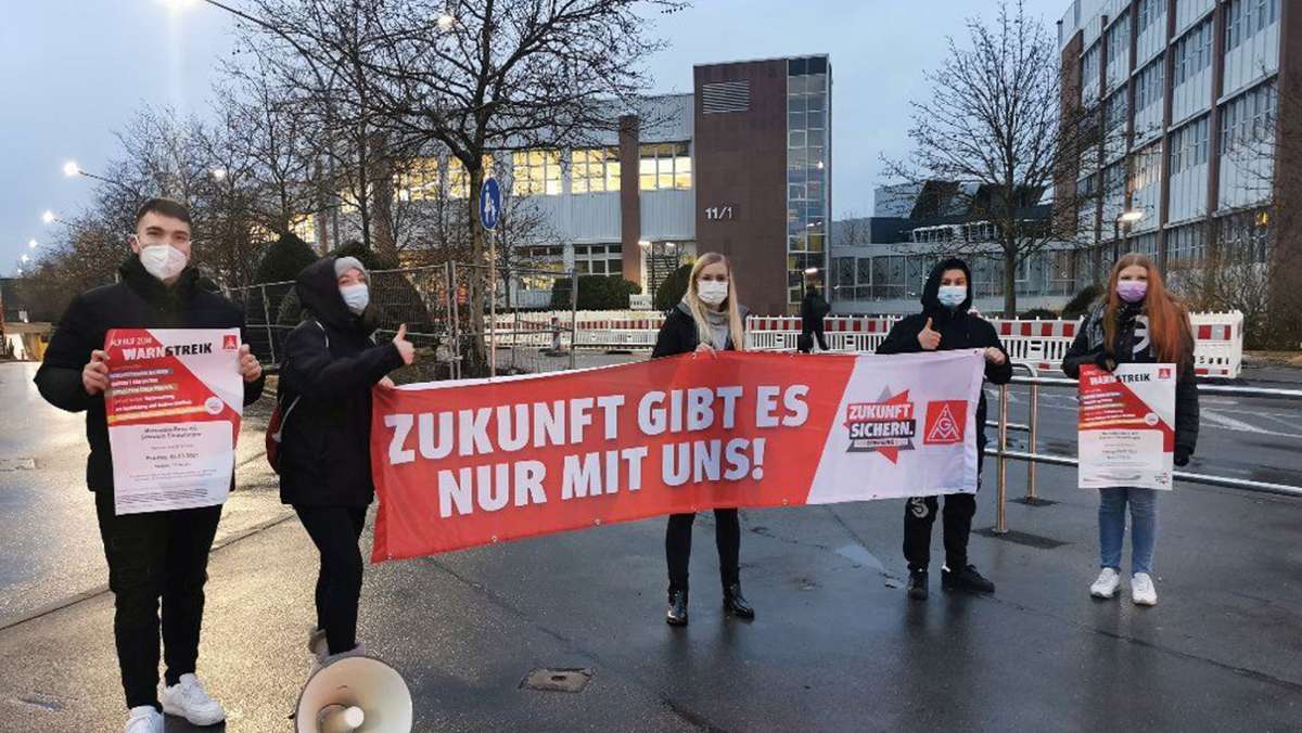  Mehr als 10 000 Beschäftigte haben sich am Freitag an einem Warnstreik der IG Metall am Mercedes-Standort Sindelfingen beteiligt. Die Gewerkschaft kündigt weitere Aktionen an. 