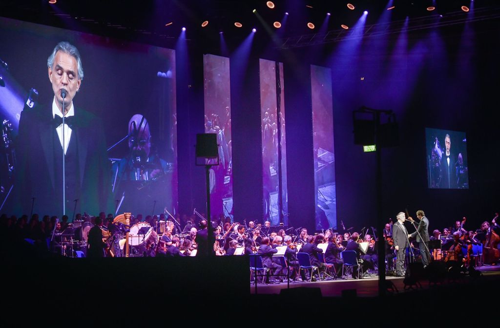 Am Freitagabend hat Andrea Bocelli in der Schleyerhalle das Stuttgarter Publikum in den Bann gezogen.