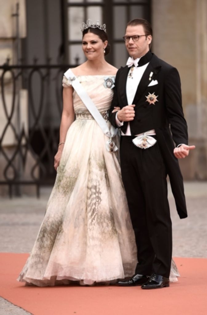 Kronprinzessin Victoria trägt H&M auf der Hochzeit ihres Bruders Carl Philip.