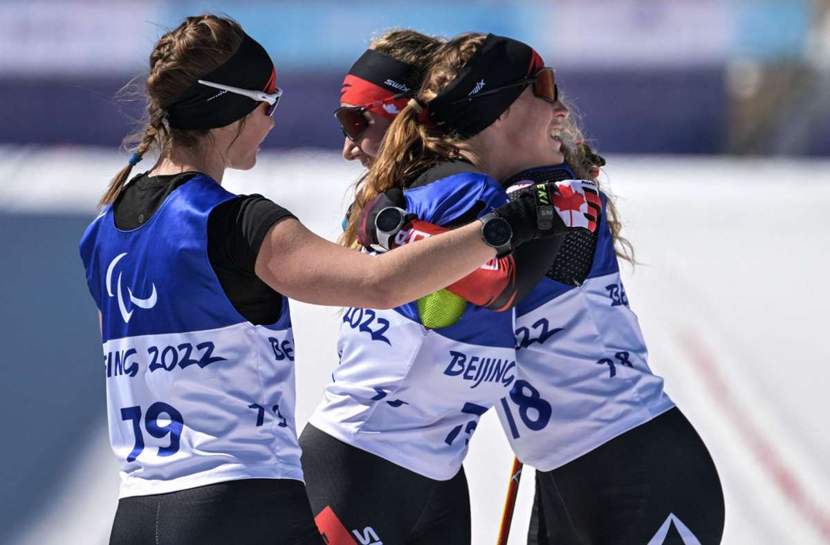 Das Team Kanada feiert nach der Überquerung der Ziellinie bei der Frauen Langdistanz Klassische Technik im Stehen.