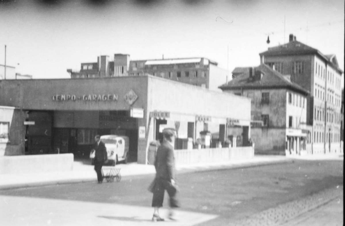 Nun sind wir in der Kronenstraße und schauen Richtung Königstraße. Wo heute das Kaufhof-Gebäude steht, befanden sich 1942 die „Tempo-Garagen“. Daneben ...