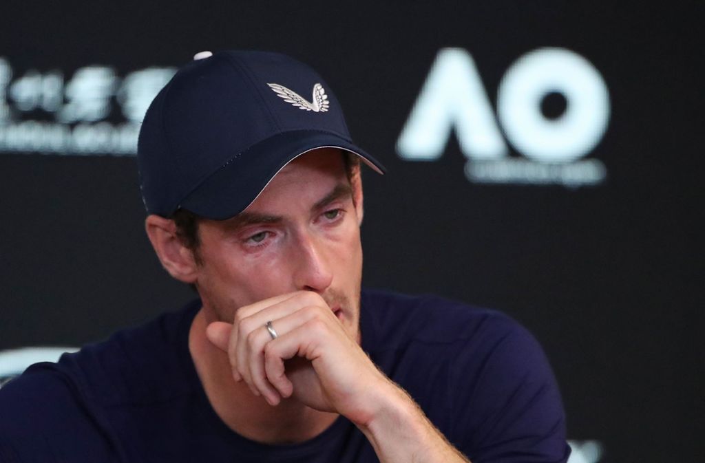 Es folgten Monate mit Schmerzen, Zweifeln und im Januar 2018 dann unter Tränen der Rücktritt bei den US Open. „Es geht nicht mehr“, sagte Murray.