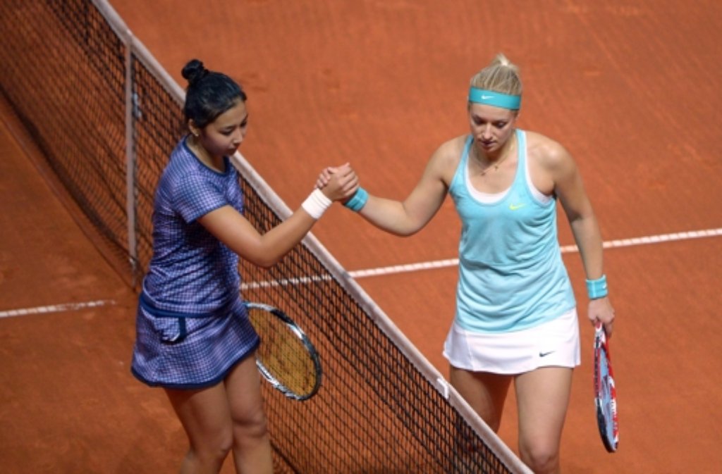 Sabine Lisicki (rechts) hat in der ersten Runde des Porsche Tennis Grand Prix überraschend gegen Sarina Dijas aus Kasachstan mit 0:6, 0:6 verloren.