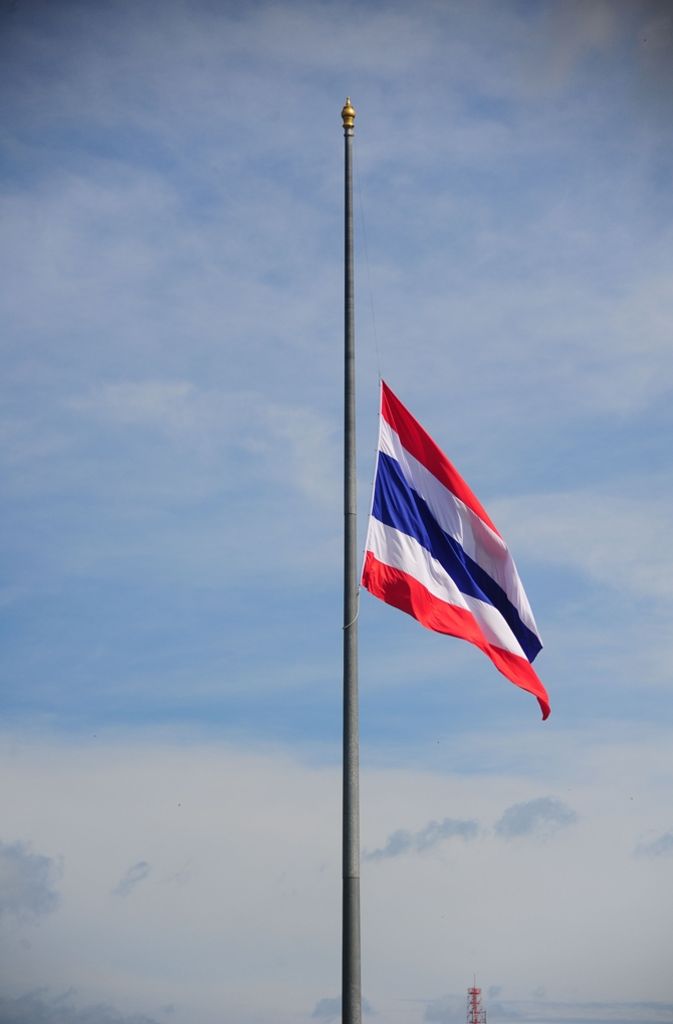 Thailands Flaggen wehen auf Halbmast.