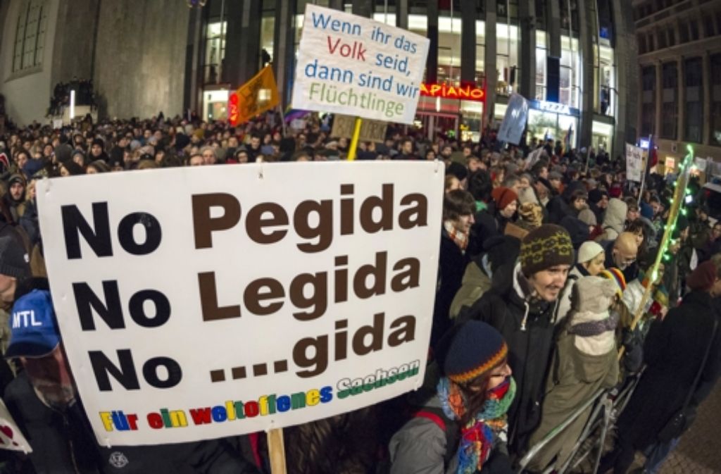 Mit Trillerpfeifen und „Haut ab, haut ab“-Rufen empfingen die Gegendemonstranten die Legida-Anhänger.