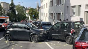 Unfall in Stuttgart-Süd: Fiat-Fahrerin rammt andere Autos