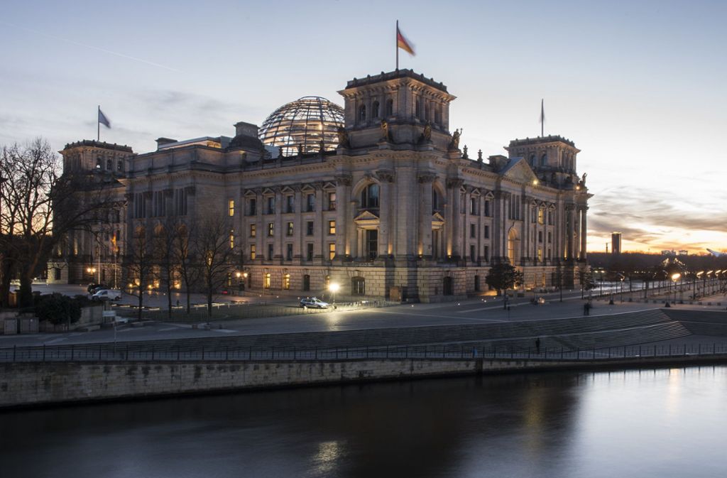 Derzeit ist der Bundestag wegen der Sommerpause leer. Seine  Mitglieder  haben aber trotzdem weitgehende  Frage- und Auskunftsrechte gegenüber der Bundesregierung. Foto: dpa
