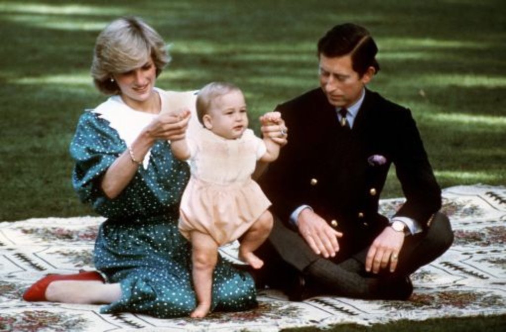 Es ist ein Junge! Am 21. Juni 1982 kommt Thronfolger William Arthur Philip Louis Mountbatten-Windsor, Sohn von Prinzessin Diana und Kronprinz Charles, zur Welt. Diana wird später sagen, ob des ganzen Medienrummels sei ihr gewesen, "als läge ganz England mit in den Wehen".