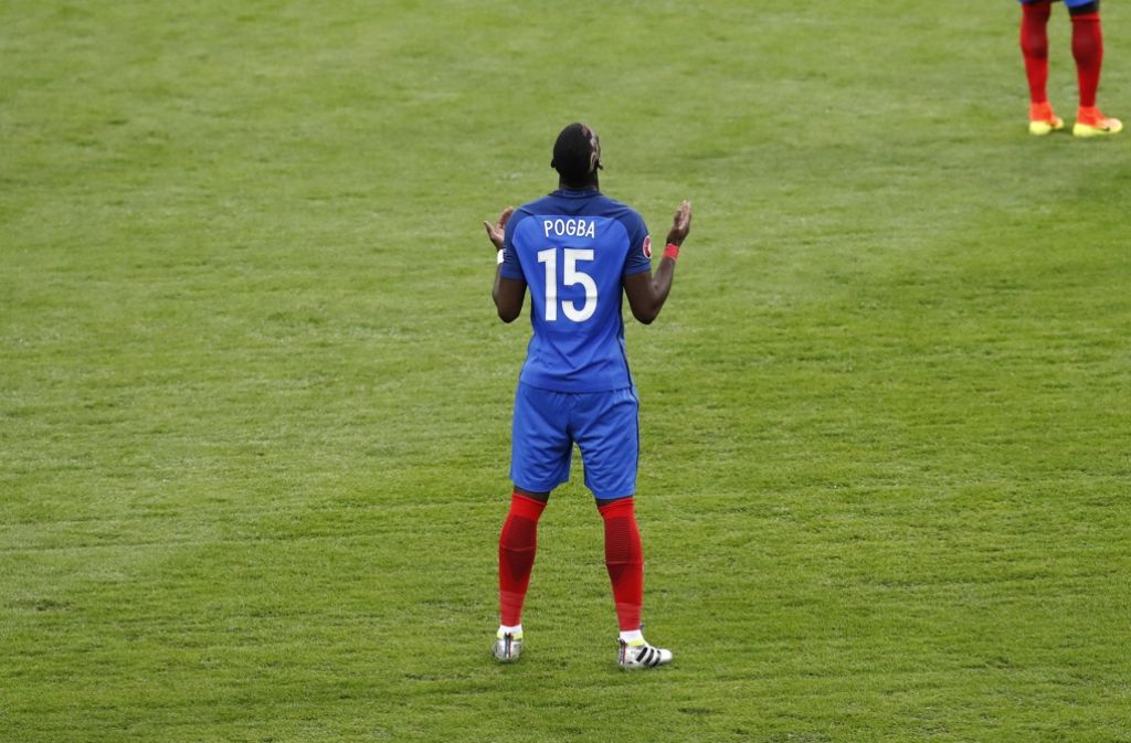 Der Franzose Paul Pogba betet vor Spielbeginn.