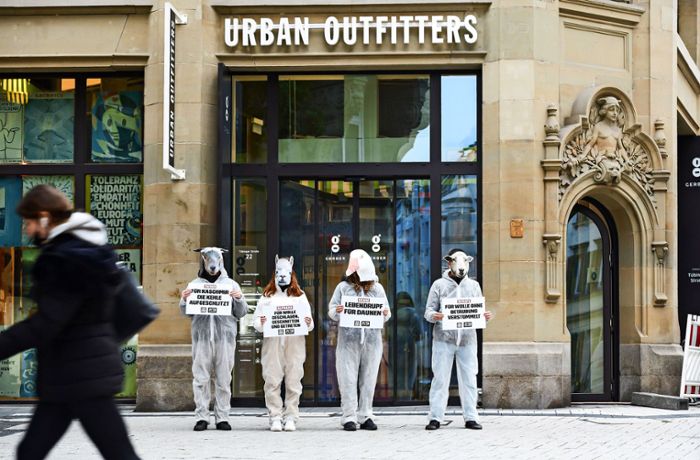 Peta protestiert vor Urban Outfitters