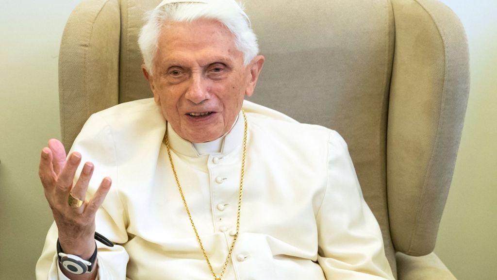  Die Äußerungen des emeritierten Papstes Benedikt zum Zölibat sorgen im Vatikan für helle Aufregung. Der Ex-Papst Benedikt ist nun nicht mehr Co-Autor eines umstrittenen Buches. Sein Text aber bleibt darin enthalten – und damit die Aufregung. 