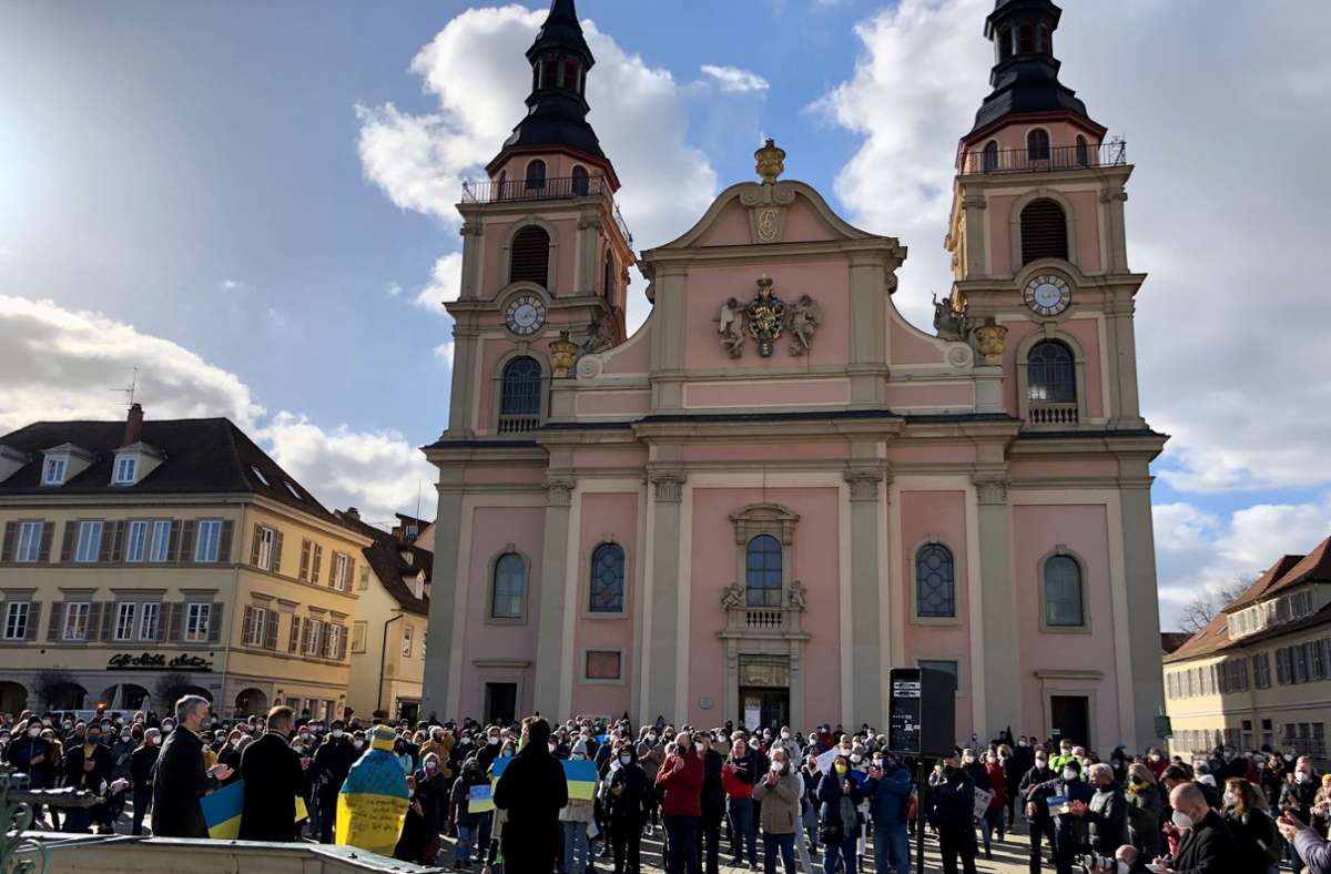 Hunderte Menschen kamen zur Kundgebung auf den Ludwigsburger Marktplatz