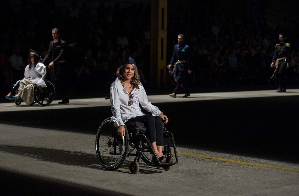 Auch körperlich behinderte Menschen, wie dieses Model im Rollstuhl, wurden vom Designer für den Laufsteg gebucht.