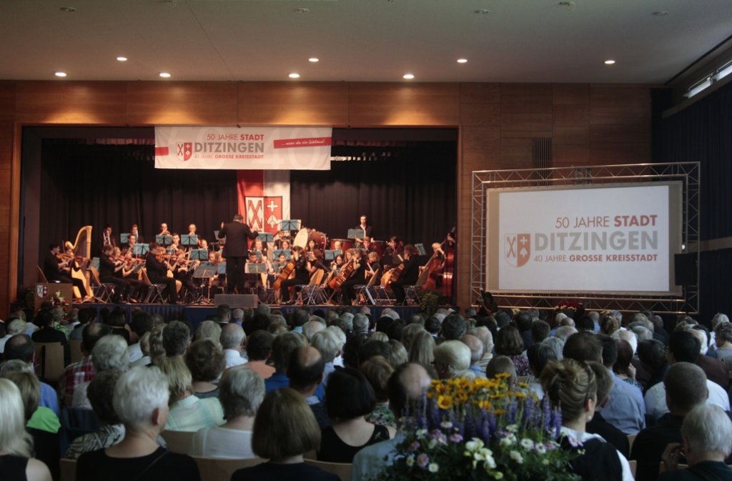 Mehr als 500 Gäste kamen am Samstag zum Festakt in die Stadthalle. Das Sinfonieorchester der Jugendmusikschule unter der Leitung von Manfred Frank gestaltete die Veranstaltung musikalisch.