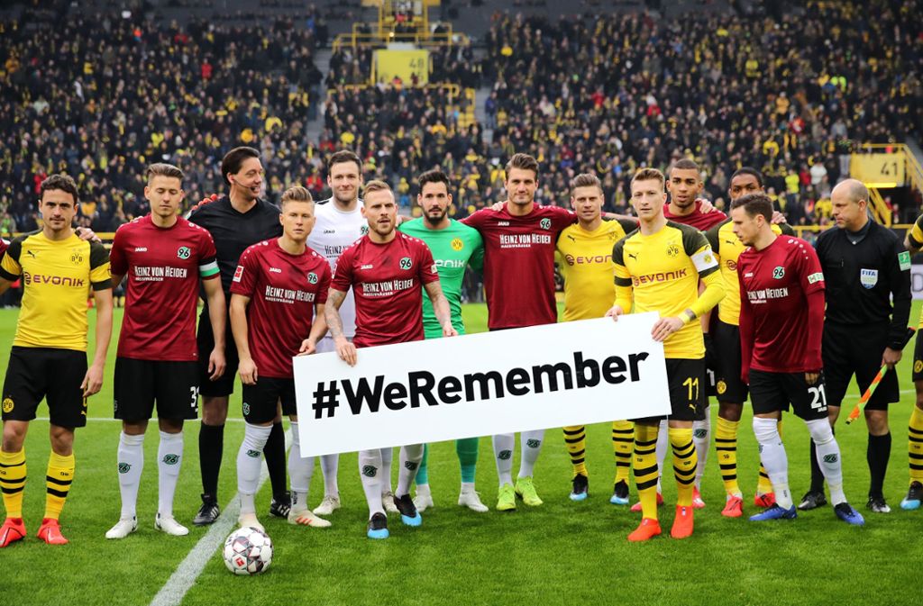 Unter anderem die Spieler von Borussia Dortmund und Hannover 96 haben vor dem Bundesligaspiel an die Opfer des Holocaust erinnert. Foto: Bongarts