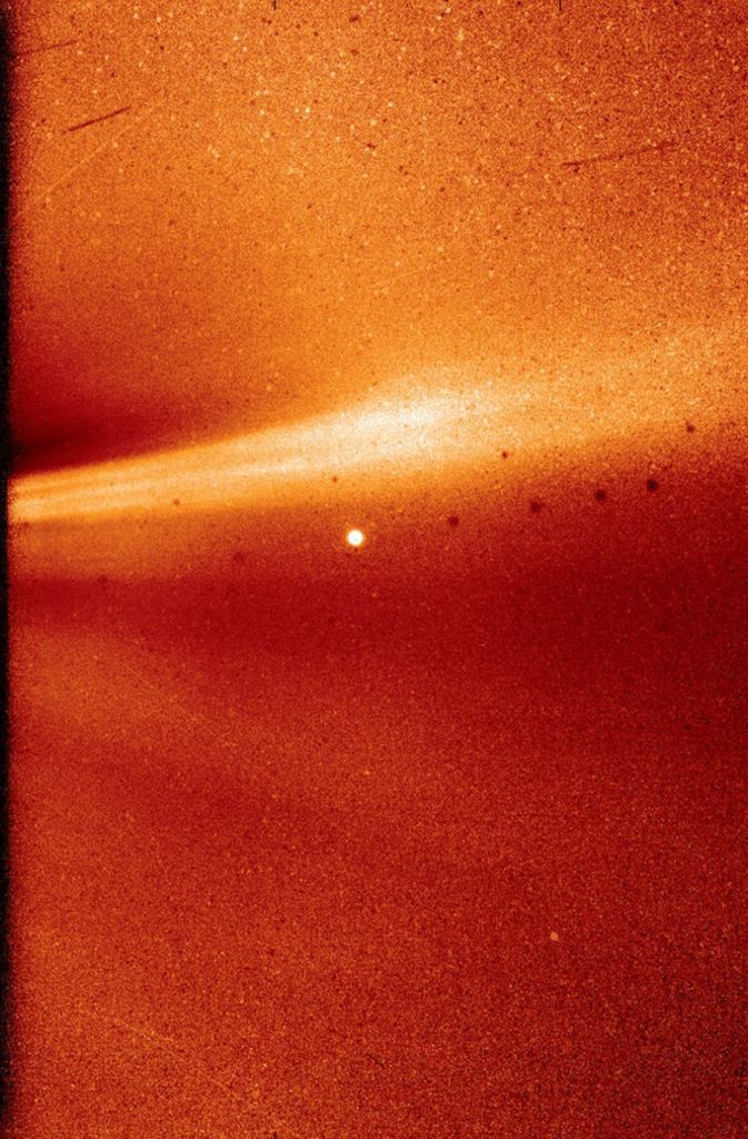 Die Parker-Sonde war im November 2018 16,9 Millionen Meilen von der Sonne entfernt, als sie diese Aufnahme eines Stroms geladener Teilchen machte, die von der Sonne ins All hinaus katapultiert wurden. Der helle Punkt im Hintergrund ist der kleine Planet Merkur, der von allen Planeten der Sonne am nächsten ist.