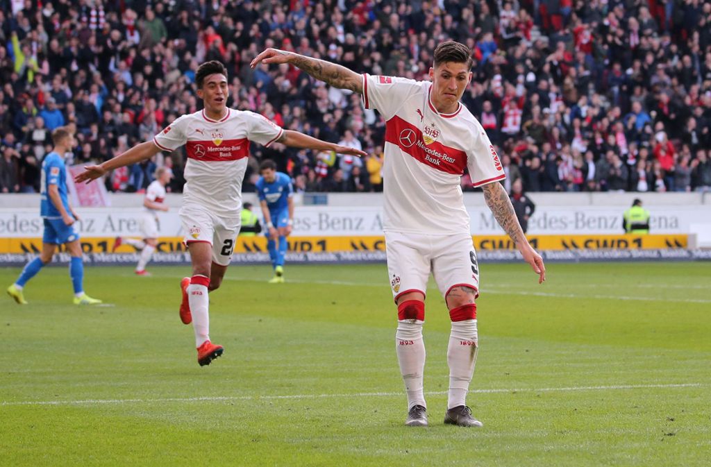 Torjubel vor der Hoffenheimer Kurve: Steven Zuber vom VfB Stuttgart feiert das 1:1 gegen die TSG.
