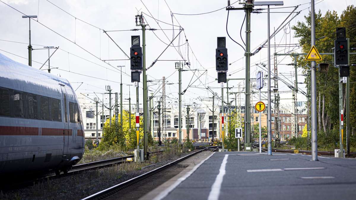 Störung bei der Deutschen Bahn: Sabotage war Grund für Zugausfälle