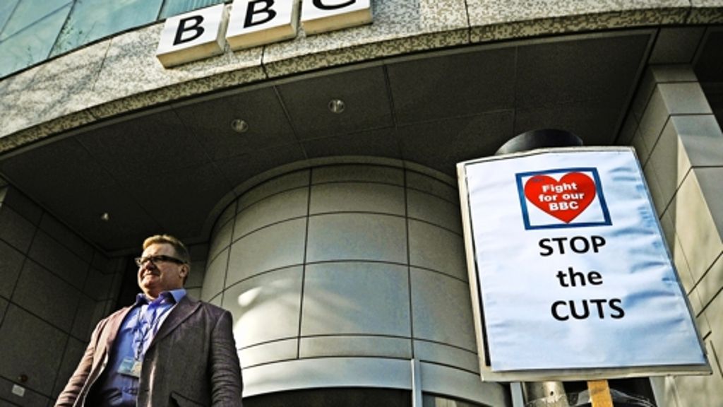  Die BBC muss weitere tausend Stellen streichen. Die konservative Regierung von David Cameron bürdet dem Sender die Übernahme finanzieller Lasten auf und will das Prinzip der Rundfunkgebühr in Frage stellen. 