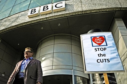 Unendliche Geschichte: bereits vor zwei Jahren wurde vor dem BBC-Gebäude gegen Stellenabbau protestiert. Jetzt sollen wieder tausend Mitarbeiter ihre Jobs verlieren.. Foto: AFP
