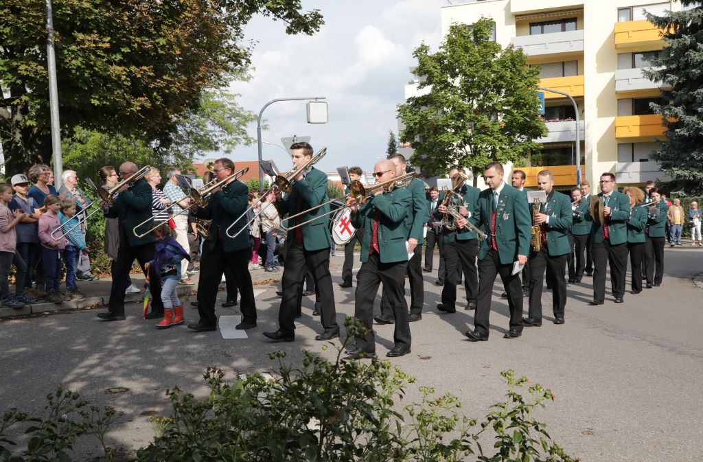 Der Musikverein Oeffingen marschiert durch den Verkehrskreisel.