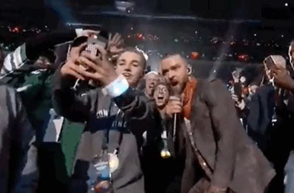 Einen unerwarteten Selfie mit Superstar Timberlake gab es für einen jungen Fan im Stadion. Foto: Screenshot/Giphy