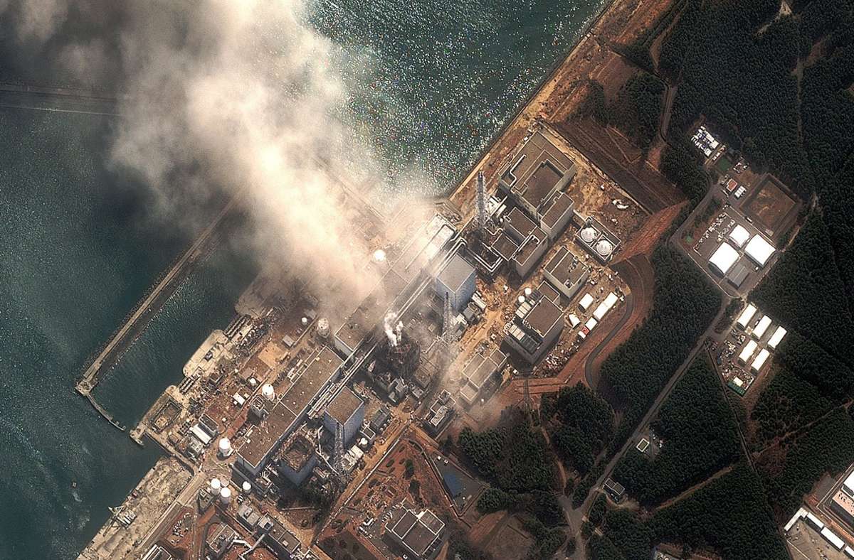 2011: Im japanischen Fukushima ereignet sich am 14. März eine weitere Reaktorkatastrophe. Die Bundesregierung aus CDU und FDP ändert daraufhin ihre Politik und beschließt den Atomausstieg.