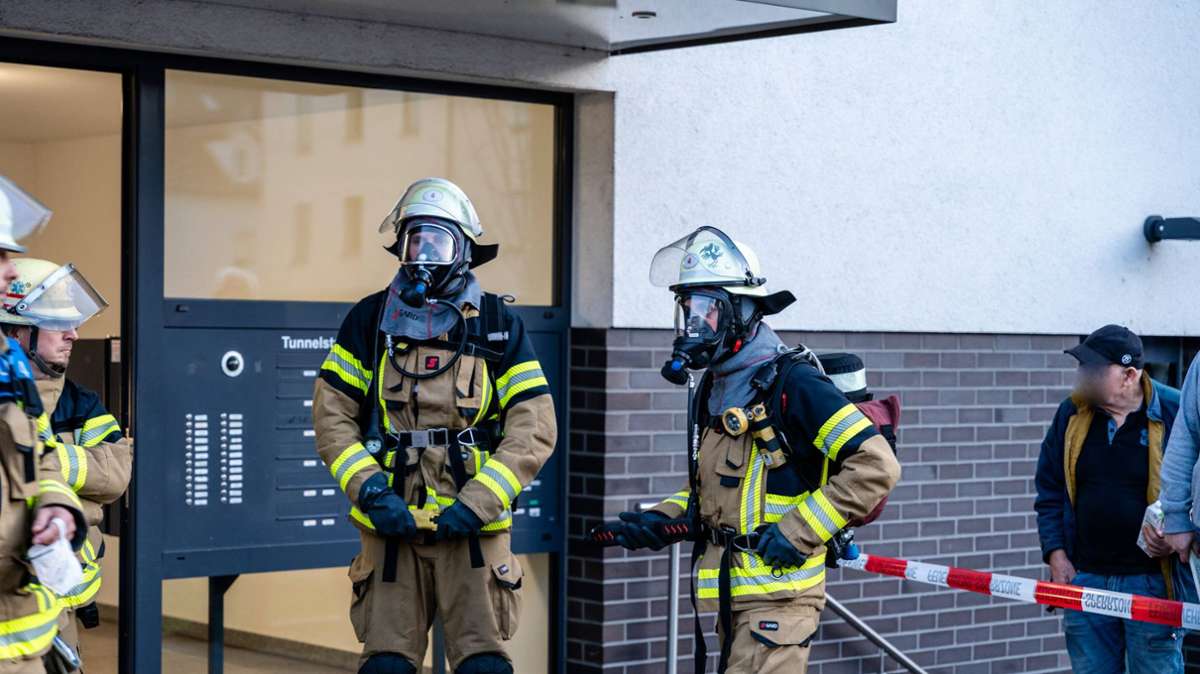 Die Einsatzkräfte betraten das Gebäude mit Atemschutzmasken.