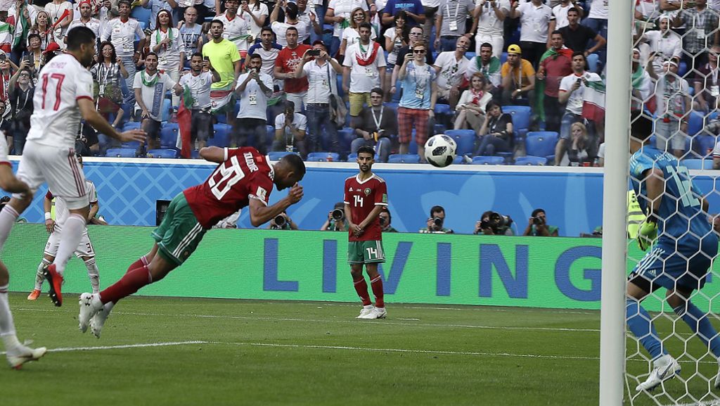 Iran gegen Marokko bei der WM 2018: Aziz Bouhaddouz erhält Trost vom Gegner