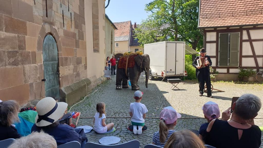Auch die Kleinen kommen auf ihre Kosten mit Clwon Kaspar und seinem Freund, dem Elefanten Rudi.