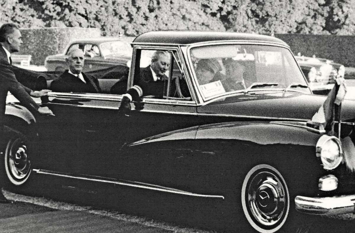Charles de Gaulle in der offenen Mercedes-Limousine. Rechts neben ihm Ministerpräsident Kurt Georg Kiesinger