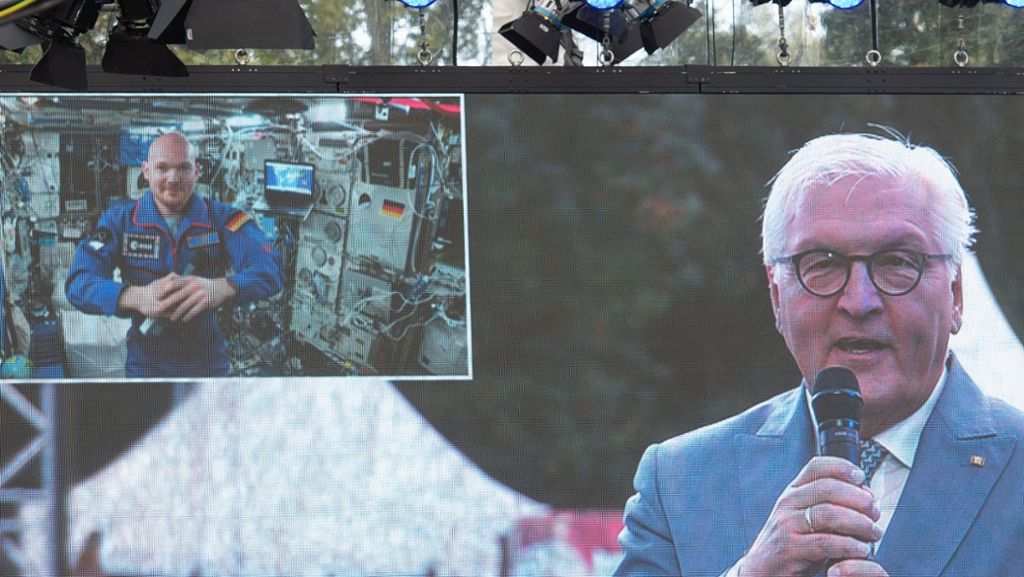  Tausende Besucher haben die Chance genutzt, das Schloss Bellevue zu besuchen. Bundespräsident Steinmeier hatte die Türen zu seinem Sitz geöffnet und sprach am Samstag per Live-Schalt mit ISS-Astronaut Alexander Gerst. 
