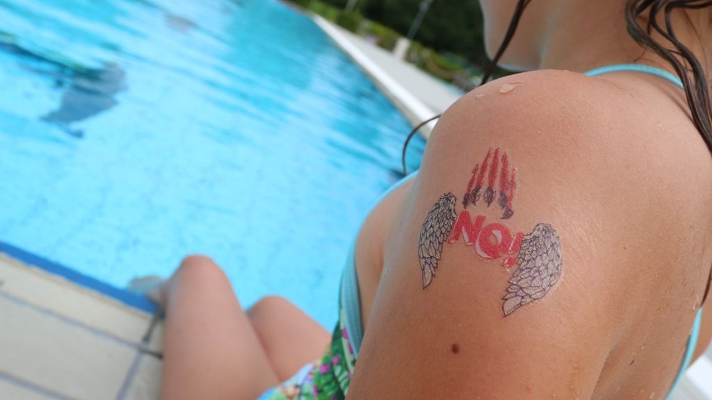 Sexuelle Belästigung in Freibädern: Klebe-Tattoos gegen Grapscher