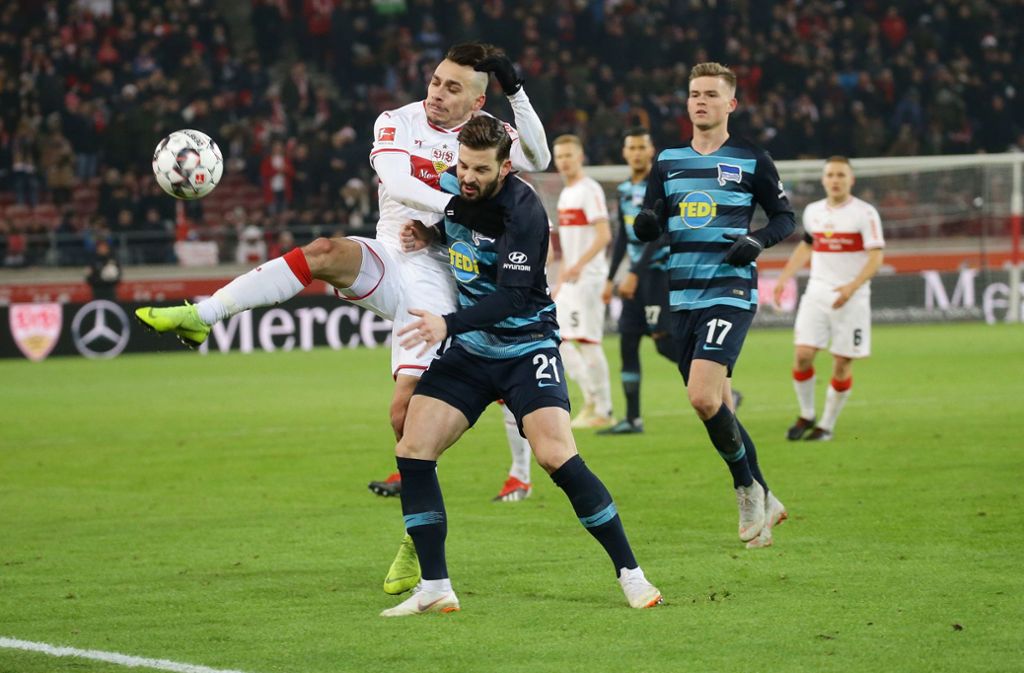 Anastasios Donis setzt sich gegen die Berliner Marvin Plattenhardt und Maximilian Mittelstädt (von links) durch: Vergangenen Dezember siegt der VfB gegen die Hertha mit 2:1.