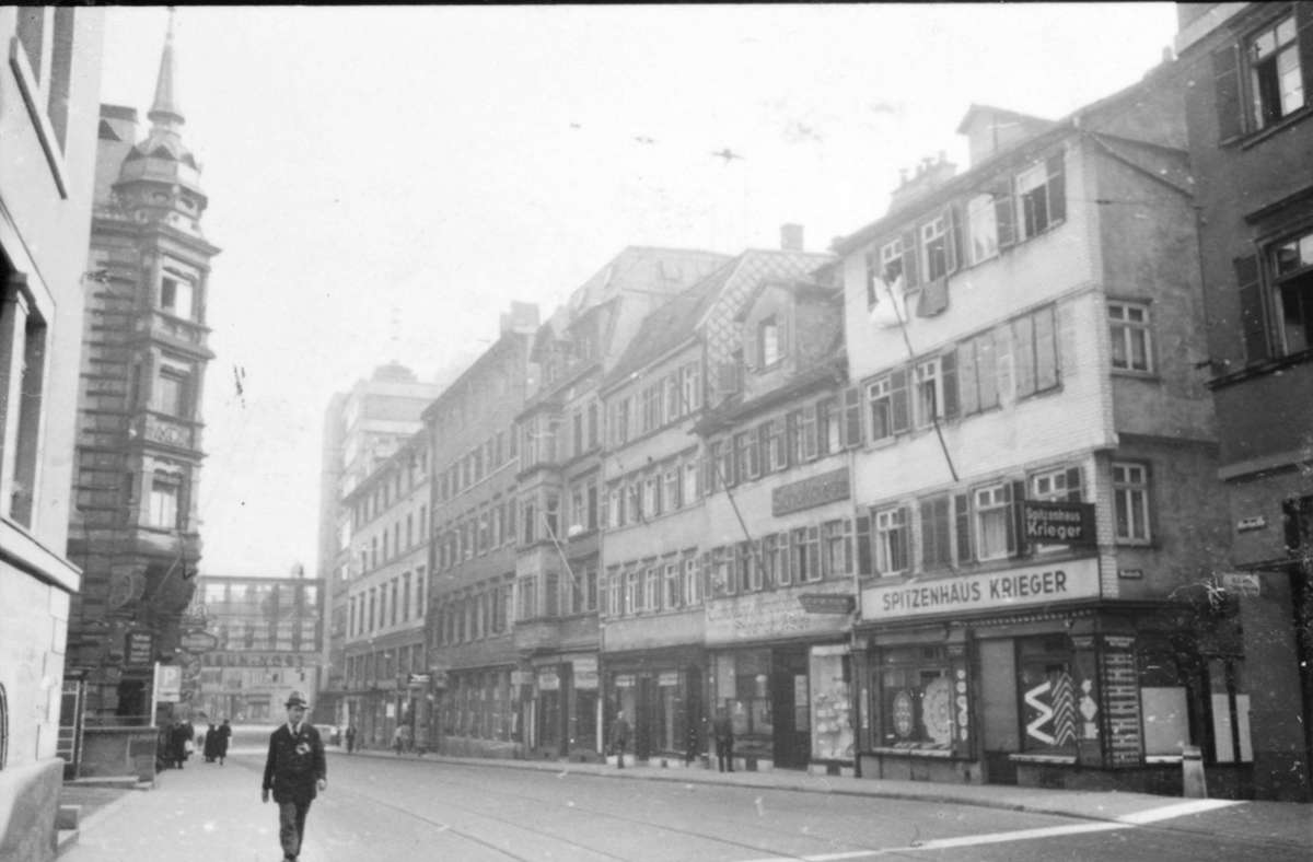 ... Gebäude, die heute durchweg nicht mehr stehen. Hier schauen wir Richtung Breuninger auf die Häuser zwischen Eberhard- und Hauptstätter Straße. Wenn wir den Blick nach rechts schweifen lassen, ...