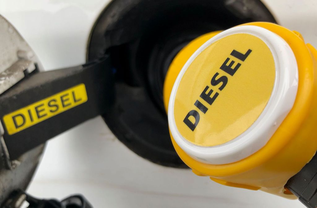 Die Diesel-Neuzulassungen sind wegen drohenden Fahrverboten eingebrochen. Der ADAC rät dazu, nur Dieselautos mit der neuesten Schadstoffnorm Euro 6d-Temp zu kaufen. Damit sei man auf der sichereren Seite, so ein Sprecher.