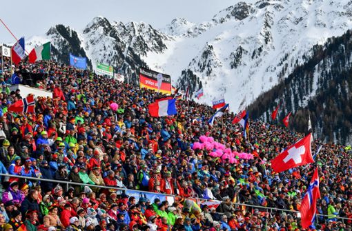 Die Stimmung in der Südtirol Arena ist prächtig: Die 20 000 Zuschauer feiern die Biathleten und mit ihren verrückten Verkleidungen manchmal auch sich selbst. Foto: dpa/Hendrik Schmidt