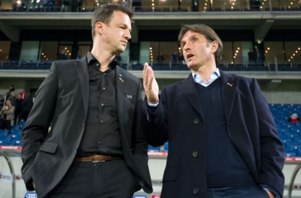 Trainer Bruno Labbadia (rechts) und Sportdirektor Fredi Bobic legen das Hauptaugenmerk klar auf die Bundesliga. Deshalb wird wohl ... Foto: dpa