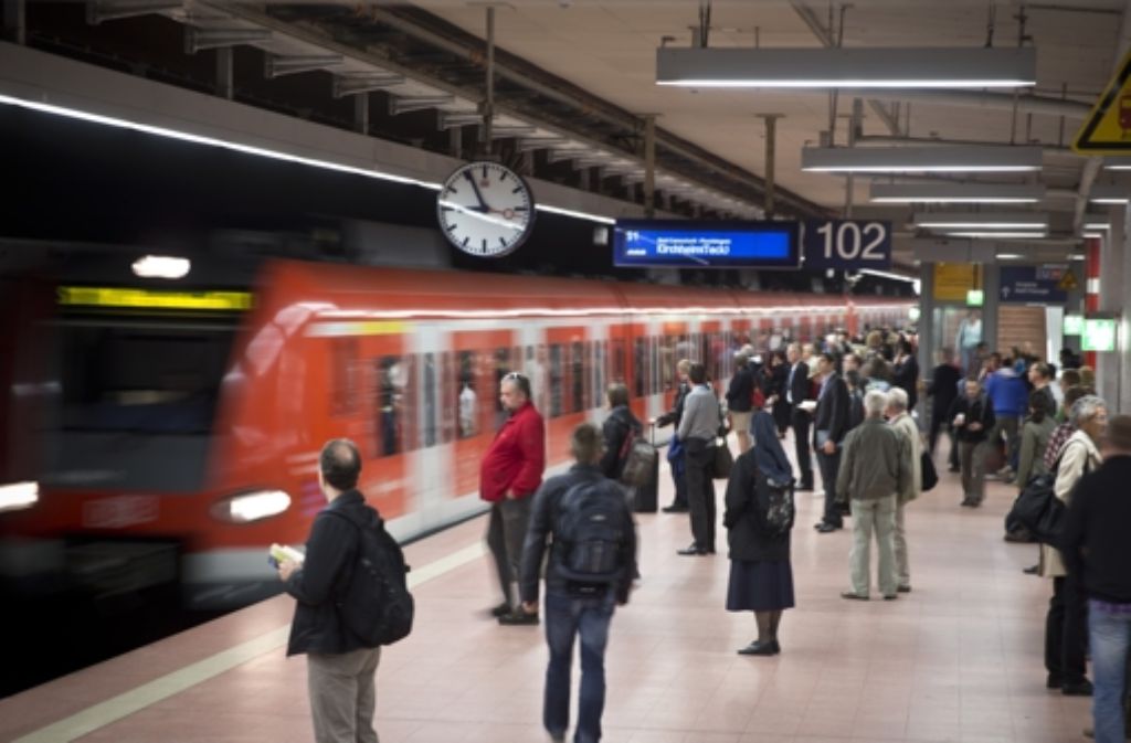 Die S-Bahn in Stuttgart bietet dem Fahrgast ganz neue Erkenntnisse. Foto: Achim Zweygarth
