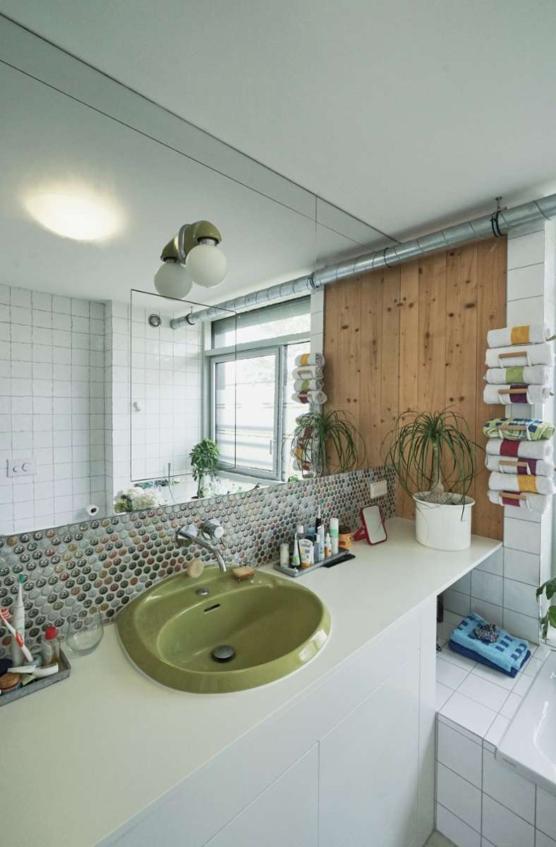 Selbst im Bad ist vieles aus gerettetem Müll, zum Beispiel der mosaikartige Fliesenspiegel, der aus alten Kronkorken besteht. Verantwortlich für die Planung: das Architekturbüro Cityförster aus Hannover.