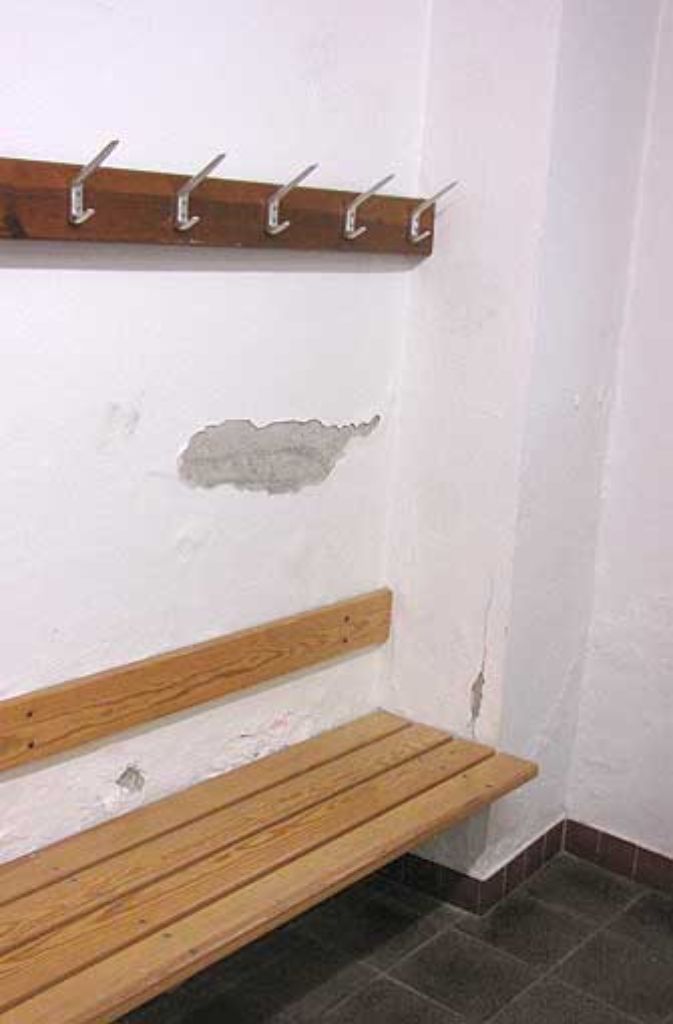Durch Feuchtigkeit in den Umkleidekabinen der Altenburgschule platzt der Putz von der Wand, ...