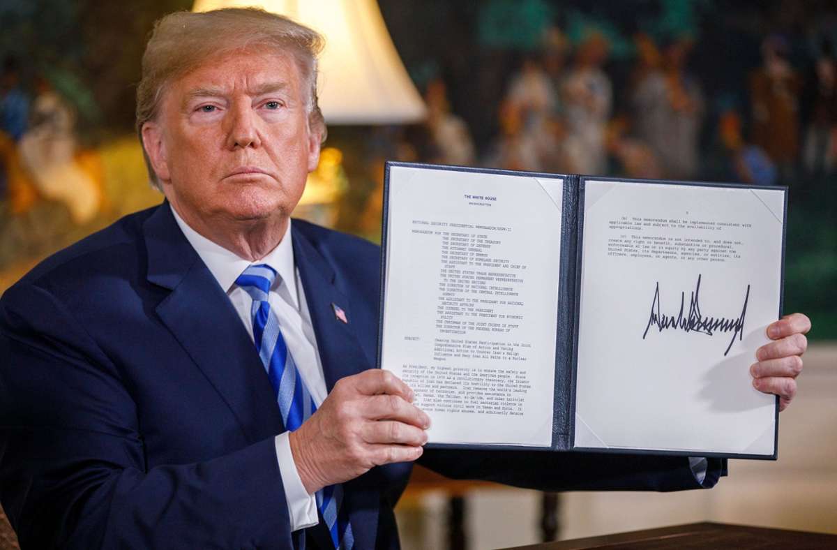 Im Mai 2018 kündigt US-Präsident Trump das Atomabkommen mit dem Iran. Vor den Augen der Presse unterzeichnet er eine Erklärung zum Ausstieg aus dem Atomdeal mit dem Iran.