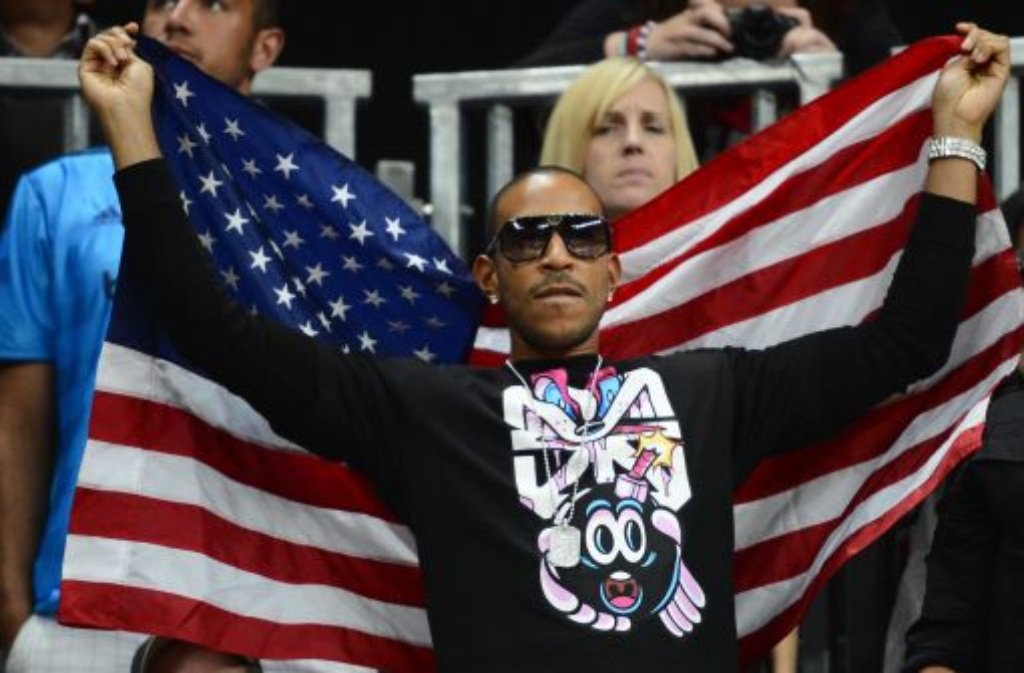 Beim Basketball feuert der Rapper Ludacris die US-Boys an.