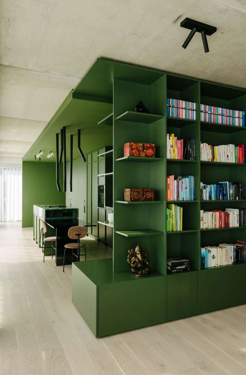 Eine grüne Box, hineingebaut in eine 120-Quadratmeter-Wohnung in Berlin – dies ist nach Meinung der Jury des „Best of Interior“-Preises 2021 das gelungenste Innenarchitektur-Projekt. Die äußere Hülle dient zugleich als Hausbibliothek, im Inneren verbirgt sich ein Badezimmer