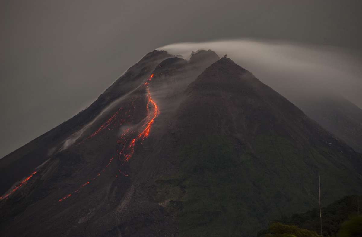 2010 n. Chr. – Merapi, Indonesien: Der Merapi in Zentraljava gilt als einer der gefährlichsten und aktivsten Vulkane der Welt. Über 320 Menschen starben (Satellitenbild des Merapi, aufgenommen im August 2003 durch die Nasa).