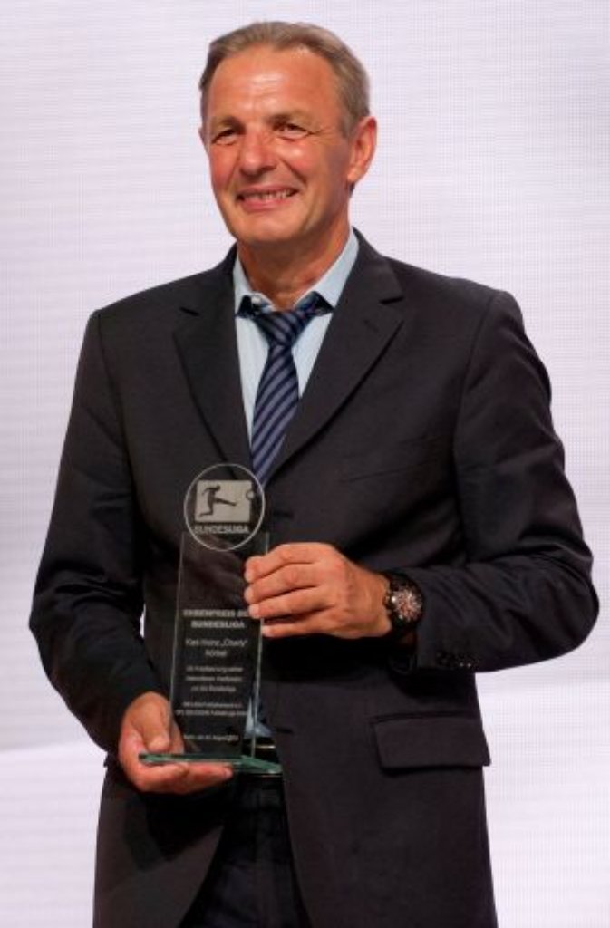 Auch Karl-Heinz "Charly" Körbel wurde mit einem Ehrenpreis ausgezeichnet.